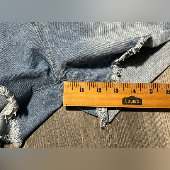 Lily Clothing Light Wash Distressed Denim Jean Shorts - Size Medium 31” Waist - Picture 5 of 7